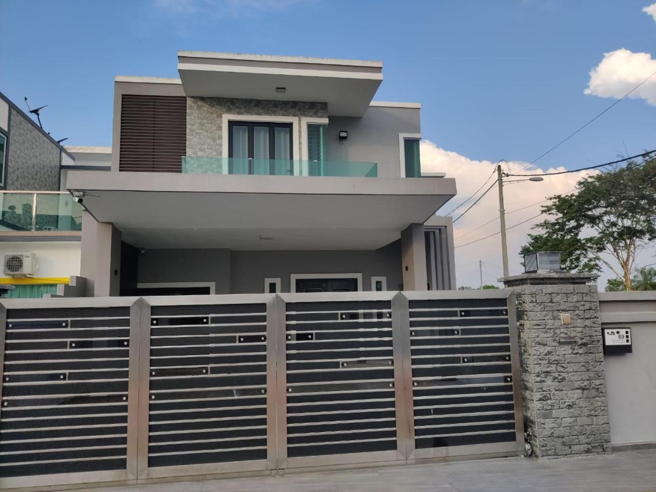 16 Paxs By Aloha Holiday home Hutan Melintang